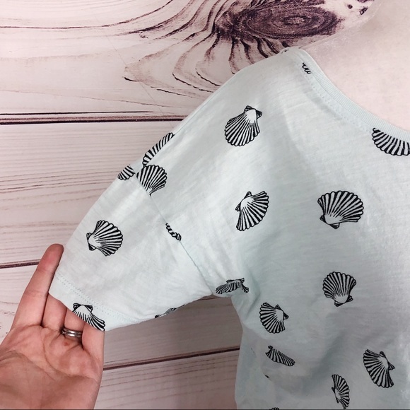 F21 Aqua Shell Print Boxy Crop Tee Small - Picture 4 of 7